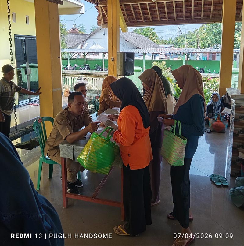 Pemdes Klagenserut Salurkan Bantuan Pangan Kemensos 
